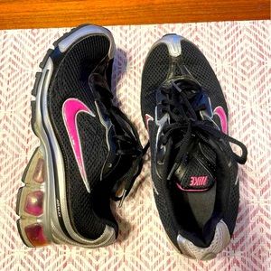 NIKE AIRMAX Athletic Shoes -
Women's 8.5